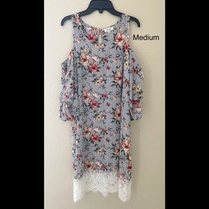 Open sleeve summer dress with lace.